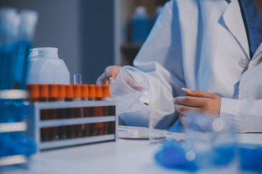 Araştırma, deney ve tıbbi deney laboratuvarda, bilim tesisinde ya da hastanede bir bilim adamı tarafından yapılıyor. Bir genç, ciddi ve profesyonel araştırmacı bir keşif yapıyor, düzenliyor ya da düzenliyor.