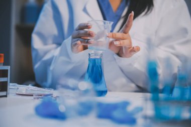 Araştırma, deney ve tıbbi deney laboratuvarda, bilim tesisinde ya da hastanede bir bilim adamı tarafından yapılıyor. Bir genç, ciddi ve profesyonel araştırmacı bir keşif yapıyor, düzenliyor ya da düzenliyor.