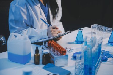 Araştırma, deney ve tıbbi deney laboratuvarda, bilim tesisinde ya da hastanede bir bilim adamı tarafından yapılıyor. Bir genç, ciddi ve profesyonel araştırmacı bir keşif yapıyor, düzenliyor ya da düzenliyor.