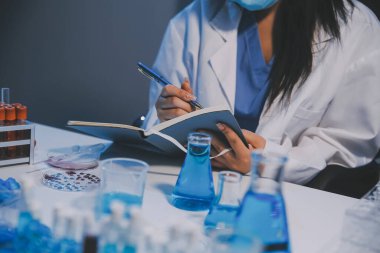 Araştırma, deney ve tıbbi deney laboratuvarda, bilim tesisinde ya da hastanede bir bilim adamı tarafından yapılıyor. Bir genç, ciddi ve profesyonel araştırmacı bir keşif yapıyor, düzenliyor ya da düzenliyor.