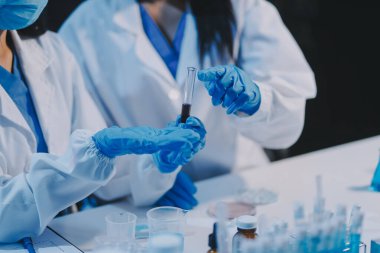 Araştırma, deney ve tıbbi deney laboratuvarda, bilim tesisinde ya da hastanede bir bilim adamı tarafından yapılıyor. Bir genç, ciddi ve profesyonel araştırmacı bir keşif yapıyor, düzenliyor ya da düzenliyor.