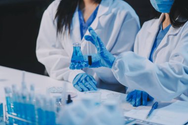 Araştırma, deney ve tıbbi deney laboratuvarda, bilim tesisinde ya da hastanede bir bilim adamı tarafından yapılıyor. Bir genç, ciddi ve profesyonel araştırmacı bir keşif yapıyor, düzenliyor ya da düzenliyor.