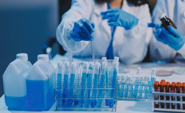 Araştırma, deney ve tıbbi deney laboratuvarda, bilim tesisinde ya da hastanede bir bilim adamı tarafından yapılıyor. Bir genç, ciddi ve profesyonel araştırmacı bir keşif yapıyor, düzenliyor ya da düzenliyor.