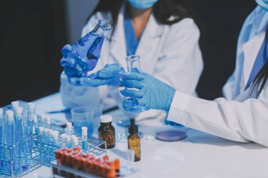 Araştırma, deney ve tıbbi deney laboratuvarda, bilim tesisinde ya da hastanede bir bilim adamı tarafından yapılıyor. Bir genç, ciddi ve profesyonel araştırmacı bir keşif yapıyor, düzenliyor ya da düzenliyor.