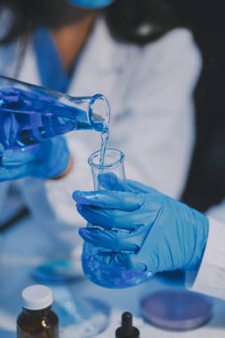 Araştırma, deney ve tıbbi deney laboratuvarda, bilim tesisinde ya da hastanede bir bilim adamı tarafından yapılıyor. Bir genç, ciddi ve profesyonel araştırmacı bir keşif yapıyor, düzenliyor ya da düzenliyor.