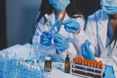 Araştırma, deney ve tıbbi deney laboratuvarda, bilim tesisinde ya da hastanede bir bilim adamı tarafından yapılıyor. Bir genç, ciddi ve profesyonel araştırmacı bir keşif yapıyor, düzenliyor ya da düzenliyor.