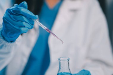 Araştırma, deney ve tıbbi deney laboratuvarda, bilim tesisinde ya da hastanede bir bilim adamı tarafından yapılıyor. Bir genç, ciddi ve profesyonel araştırmacı bir keşif yapıyor, düzenliyor ya da düzenliyor.