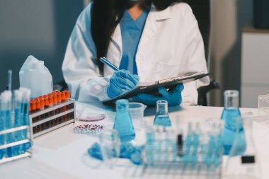 Araştırma, deney ve tıbbi deney laboratuvarda, bilim tesisinde ya da hastanede bir bilim adamı tarafından yapılıyor. Bir genç, ciddi ve profesyonel araştırmacı bir keşif yapıyor, düzenliyor ya da düzenliyor.