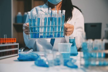 Araştırma, deney ve tıbbi deney laboratuvarda, bilim tesisinde ya da hastanede bir bilim adamı tarafından yapılıyor. Bir genç, ciddi ve profesyonel araştırmacı bir keşif yapıyor, düzenliyor ya da düzenliyor.