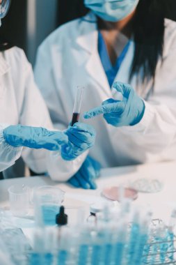 Araştırma, deney ve tıbbi deney laboratuvarda, bilim tesisinde ya da hastanede bir bilim adamı tarafından yapılıyor. Bir genç, ciddi ve profesyonel araştırmacı bir keşif yapıyor, düzenliyor ya da düzenliyor.