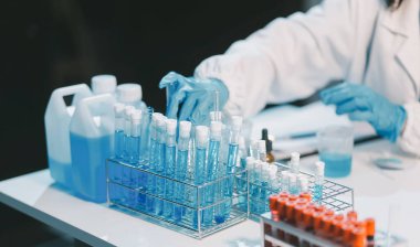 Araştırma, deney ve tıbbi deney laboratuvarda, bilim tesisinde ya da hastanede bir bilim adamı tarafından yapılıyor. Bir genç, ciddi ve profesyonel araştırmacı bir keşif yapıyor, düzenliyor ya da düzenliyor.