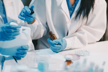 Araştırma, deney ve tıbbi deney laboratuvarda, bilim tesisinde ya da hastanede bir bilim adamı tarafından yapılıyor. Bir genç, ciddi ve profesyonel araştırmacı bir keşif yapıyor, düzenliyor ya da düzenliyor.