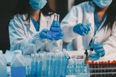 Araştırma, deney ve tıbbi deney laboratuvarda, bilim tesisinde ya da hastanede bir bilim adamı tarafından yapılıyor. Bir genç, ciddi ve profesyonel araştırmacı bir keşif yapıyor, düzenliyor ya da düzenliyor.