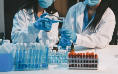 Araştırma, deney ve tıbbi deney laboratuvarda, bilim tesisinde ya da hastanede bir bilim adamı tarafından yapılıyor. Bir genç, ciddi ve profesyonel araştırmacı bir keşif yapıyor, düzenliyor ya da düzenliyor.