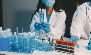 Araştırma, deney ve tıbbi deney laboratuvarda, bilim tesisinde ya da hastanede bir bilim adamı tarafından yapılıyor. Bir genç, ciddi ve profesyonel araştırmacı bir keşif yapıyor, düzenliyor ya da düzenliyor.