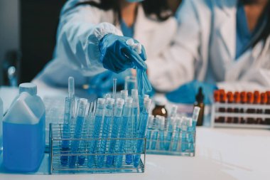 Araştırma, deney ve tıbbi deney laboratuvarda, bilim tesisinde ya da hastanede bir bilim adamı tarafından yapılıyor. Bir genç, ciddi ve profesyonel araştırmacı bir keşif yapıyor, düzenliyor ya da düzenliyor.