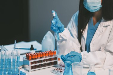 Araştırma, deney ve tıbbi deney laboratuvarda, bilim tesisinde ya da hastanede bir bilim adamı tarafından yapılıyor. Bir genç, ciddi ve profesyonel araştırmacı bir keşif yapıyor, düzenliyor ya da düzenliyor.