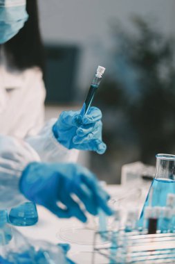 Araştırma, deney ve tıbbi deney laboratuvarda, bilim tesisinde ya da hastanede bir bilim adamı tarafından yapılıyor. Bir genç, ciddi ve profesyonel araştırmacı bir keşif yapıyor, düzenliyor ya da düzenliyor.