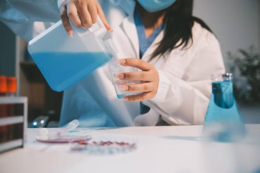 Araştırma, deney ve tıbbi deney laboratuvarda, bilim tesisinde ya da hastanede bir bilim adamı tarafından yapılıyor. Bir genç, ciddi ve profesyonel araştırmacı bir keşif yapıyor, düzenliyor ya da düzenliyor.