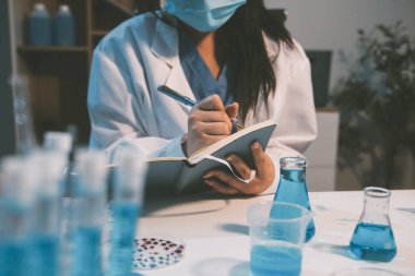 Araştırma, deney ve tıbbi deney laboratuvarda, bilim tesisinde ya da hastanede bir bilim adamı tarafından yapılıyor. Bir genç, ciddi ve profesyonel araştırmacı bir keşif yapıyor, düzenliyor ya da düzenliyor.