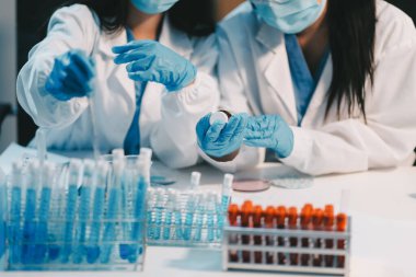 Araştırma, deney ve tıbbi deney laboratuvarda, bilim tesisinde ya da hastanede bir bilim adamı tarafından yapılıyor. Bir genç, ciddi ve profesyonel araştırmacı bir keşif yapıyor, düzenliyor ya da düzenliyor.