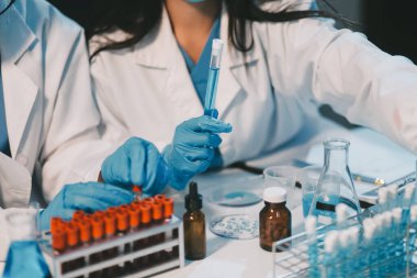 Araştırma, deney ve tıbbi deney laboratuvarda, bilim tesisinde ya da hastanede bir bilim adamı tarafından yapılıyor. Bir genç, ciddi ve profesyonel araştırmacı bir keşif yapıyor, düzenliyor ya da düzenliyor.