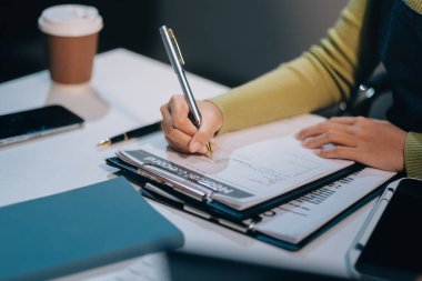 Girişim KOBİ küçük işletme girişimcisi önlük giyen Asyalı kadın dizüstü bilgisayar ve kutu kullanarak çevrimiçi müşterilere, çevrimiçi sme iş fikirlerine satış hazırlamak için siparişleri alır ve gözden geçirir.