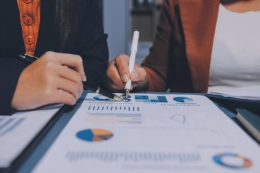 İş Belgeleri, Denetçi iş kadını arama belgesini kontrol ediyor yasal evrak hazırlıyor veya analiz için rapor hazırlıyor Vergi zamanı, muhasebeci Belgeleri iş yerindeki veri ortaklığı anlaşması anlaşması anlaşması anlaşması
