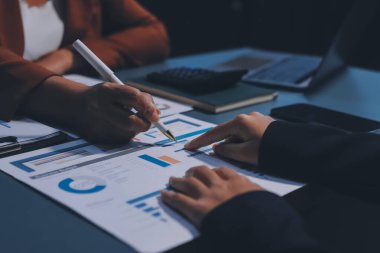 İş Belgeleri, Denetçi iş kadını arama belgesini kontrol ediyor yasal evrak hazırlıyor veya analiz için rapor hazırlıyor Vergi zamanı, muhasebeci Belgeleri iş yerindeki veri ortaklığı anlaşması anlaşması anlaşması anlaşması