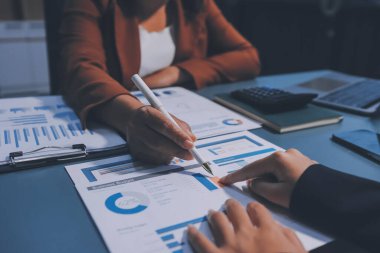 İş Belgeleri, Denetçi iş kadını arama belgesini kontrol ediyor yasal evrak hazırlıyor veya analiz için rapor hazırlıyor Vergi zamanı, muhasebeci Belgeleri iş yerindeki veri ortaklığı anlaşması anlaşması anlaşması anlaşması