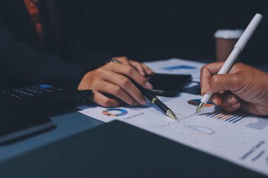 İş Belgeleri, Denetçi iş kadını arama belgesini kontrol ediyor yasal evrak hazırlıyor veya analiz için rapor hazırlıyor Vergi zamanı, muhasebeci Belgeleri iş yerindeki veri ortaklığı anlaşması anlaşması anlaşması anlaşması