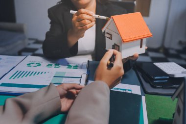 Yenilenebilir enerji çözümleriyle sürdürülebilir kalkınma, ekoloji konsepti, yeşil iş.