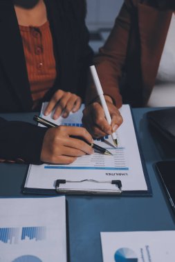 İş Belgeleri, Denetçi iş kadını arama belgesini kontrol ediyor yasal evrak hazırlıyor veya analiz için rapor hazırlıyor Vergi zamanı, muhasebeci Belgeleri iş yerindeki veri ortaklığı anlaşması anlaşması anlaşması anlaşması