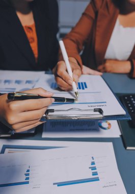 İş Belgeleri, Denetçi iş kadını arama belgesini kontrol ediyor yasal evrak hazırlıyor veya analiz için rapor hazırlıyor Vergi zamanı, muhasebeci Belgeleri iş yerindeki veri ortaklığı anlaşması anlaşması anlaşması anlaşması