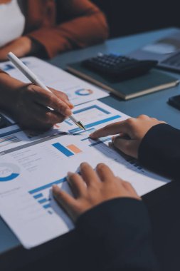 İş Belgeleri, Denetçi iş kadını arama belgesini kontrol ediyor yasal evrak hazırlıyor veya analiz için rapor hazırlıyor Vergi zamanı, muhasebeci Belgeleri iş yerindeki veri ortaklığı anlaşması anlaşması anlaşması anlaşması