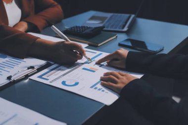 İş Belgeleri, Denetçi iş kadını arama belgesini kontrol ediyor yasal evrak hazırlıyor veya analiz için rapor hazırlıyor Vergi zamanı, muhasebeci Belgeleri iş yerindeki veri ortaklığı anlaşması anlaşması anlaşması anlaşması