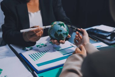 Yenilenebilir enerji çözümleriyle sürdürülebilir kalkınma, ekoloji konsepti, yeşil iş.