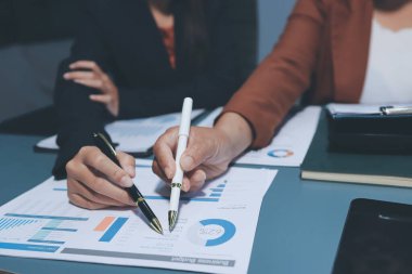 İş Belgeleri, Denetçi iş kadını arama belgesini kontrol ediyor yasal evrak hazırlıyor veya analiz için rapor hazırlıyor Vergi zamanı, muhasebeci Belgeleri iş yerindeki veri ortaklığı anlaşması anlaşması anlaşması anlaşması