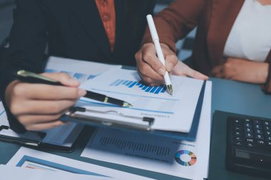 İş Belgeleri, Denetçi iş kadını arama belgesini kontrol ediyor yasal evrak hazırlıyor veya analiz için rapor hazırlıyor Vergi zamanı, muhasebeci Belgeleri iş yerindeki veri ortaklığı anlaşması anlaşması anlaşması anlaşması