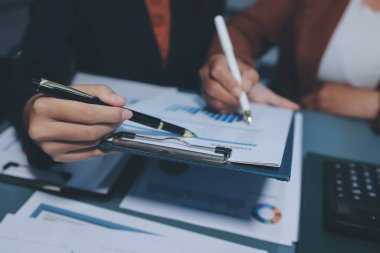 İş Belgeleri, Denetçi iş kadını arama belgesini kontrol ediyor yasal evrak hazırlıyor veya analiz için rapor hazırlıyor Vergi zamanı, muhasebeci Belgeleri iş yerindeki veri ortaklığı anlaşması anlaşması anlaşması anlaşması