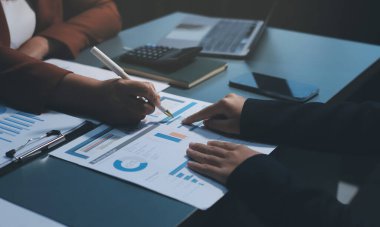 İş Belgeleri, Denetçi iş kadını arama belgesini kontrol ediyor yasal evrak hazırlıyor veya analiz için rapor hazırlıyor Vergi zamanı, muhasebeci Belgeleri iş yerindeki veri ortaklığı anlaşması anlaşması anlaşması anlaşması