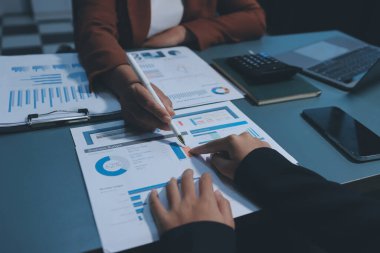 İş Belgeleri, Denetçi iş kadını arama belgesini kontrol ediyor yasal evrak hazırlıyor veya analiz için rapor hazırlıyor Vergi zamanı, muhasebeci Belgeleri iş yerindeki veri ortaklığı anlaşması anlaşması anlaşması anlaşması