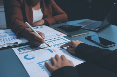 İş Belgeleri, Denetçi iş kadını arama belgesini kontrol ediyor yasal evrak hazırlıyor veya analiz için rapor hazırlıyor Vergi zamanı, muhasebeci Belgeleri iş yerindeki veri ortaklığı anlaşması anlaşması anlaşması anlaşması