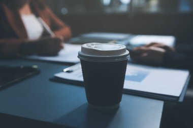 İş Belgeleri, Denetçi iş kadını arama belgesini kontrol ediyor yasal evrak hazırlıyor veya analiz için rapor hazırlıyor Vergi zamanı, muhasebeci Belgeleri iş yerindeki veri ortaklığı anlaşması anlaşması anlaşması anlaşması