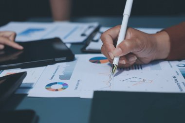 İş Belgeleri, Denetçi iş kadını arama belgesini kontrol ediyor yasal evrak hazırlıyor veya analiz için rapor hazırlıyor Vergi zamanı, muhasebeci Belgeleri iş yerindeki veri ortaklığı anlaşması anlaşması anlaşması anlaşması