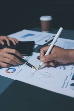 İş Belgeleri, Denetçi iş kadını arama belgesini kontrol ediyor yasal evrak hazırlıyor veya analiz için rapor hazırlıyor Vergi zamanı, muhasebeci Belgeleri iş yerindeki veri ortaklığı anlaşması anlaşması anlaşması anlaşması