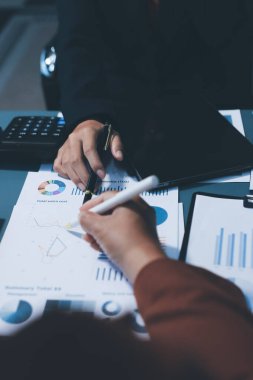 İş Belgeleri, Denetçi iş kadını arama belgesini kontrol ediyor yasal evrak hazırlıyor veya analiz için rapor hazırlıyor Vergi zamanı, muhasebeci Belgeleri iş yerindeki veri ortaklığı anlaşması anlaşması anlaşması anlaşması