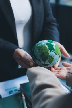 Yenilenebilir enerji çözümleriyle sürdürülebilir kalkınma, ekoloji konsepti, yeşil iş.