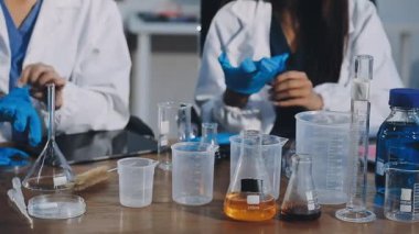 Laboratuvarda test tüpüyle çalışan genç bilim kadını.