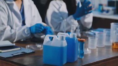 Kimya laboratuvarında kimyasal ekipmanlarla çalışan bilim adamı.